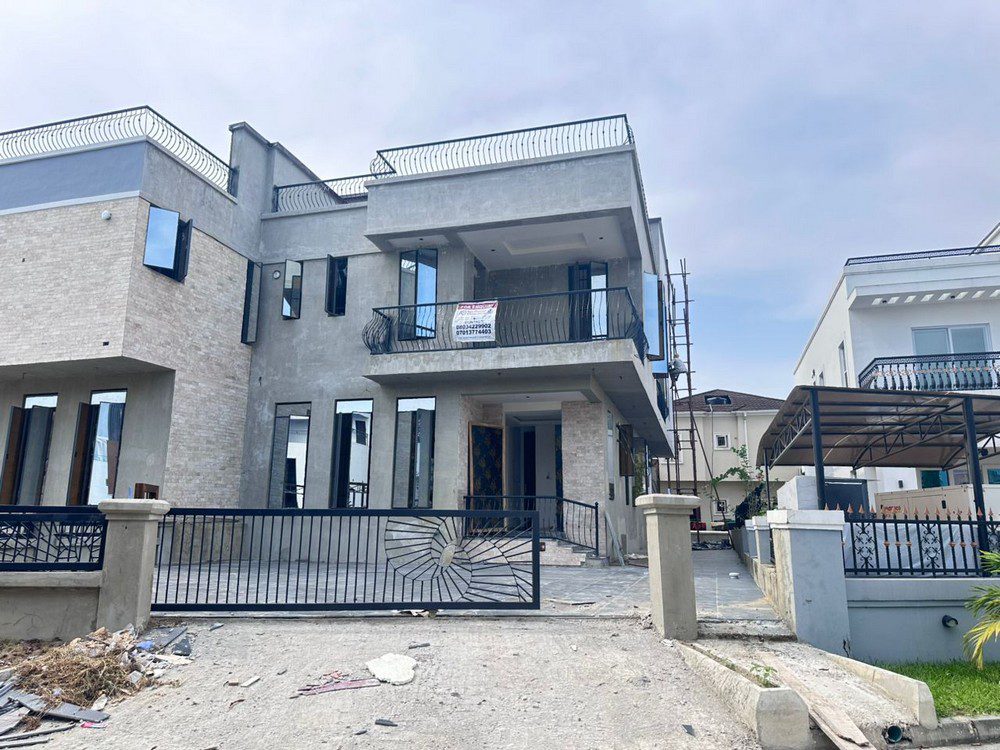 5-bedroom semi-detached house with BQ in Lakeview Park Ajah Lagos
